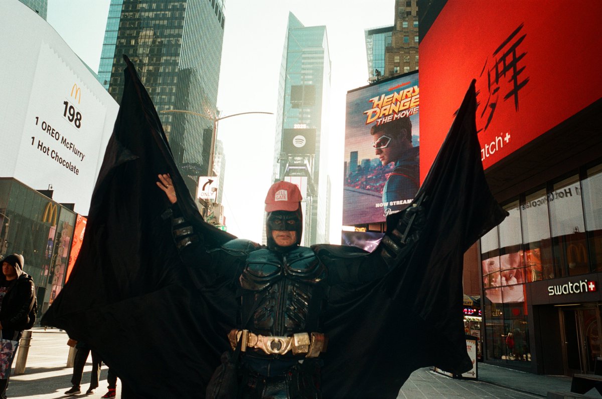 HellGateNY's tweet image. Whether you’re fighting general banditry in NYC or in Gotham (fake NYC), you gotta let all evildoers know you mean business… with a union-made Hell Gate hat! Get a hat, and 1 month of a Supporter tier subscription, for 99 cents this week! hellgatenyc.com/99-cent-hat-sa…