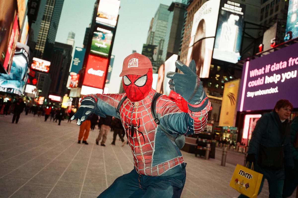 HellGateNY's tweet image. Whether you’re fighting general banditry in NYC or in Gotham (fake NYC), you gotta let all evildoers know you mean business… with a union-made Hell Gate hat! Get a hat, and 1 month of a Supporter tier subscription, for 99 cents this week! hellgatenyc.com/99-cent-hat-sa…