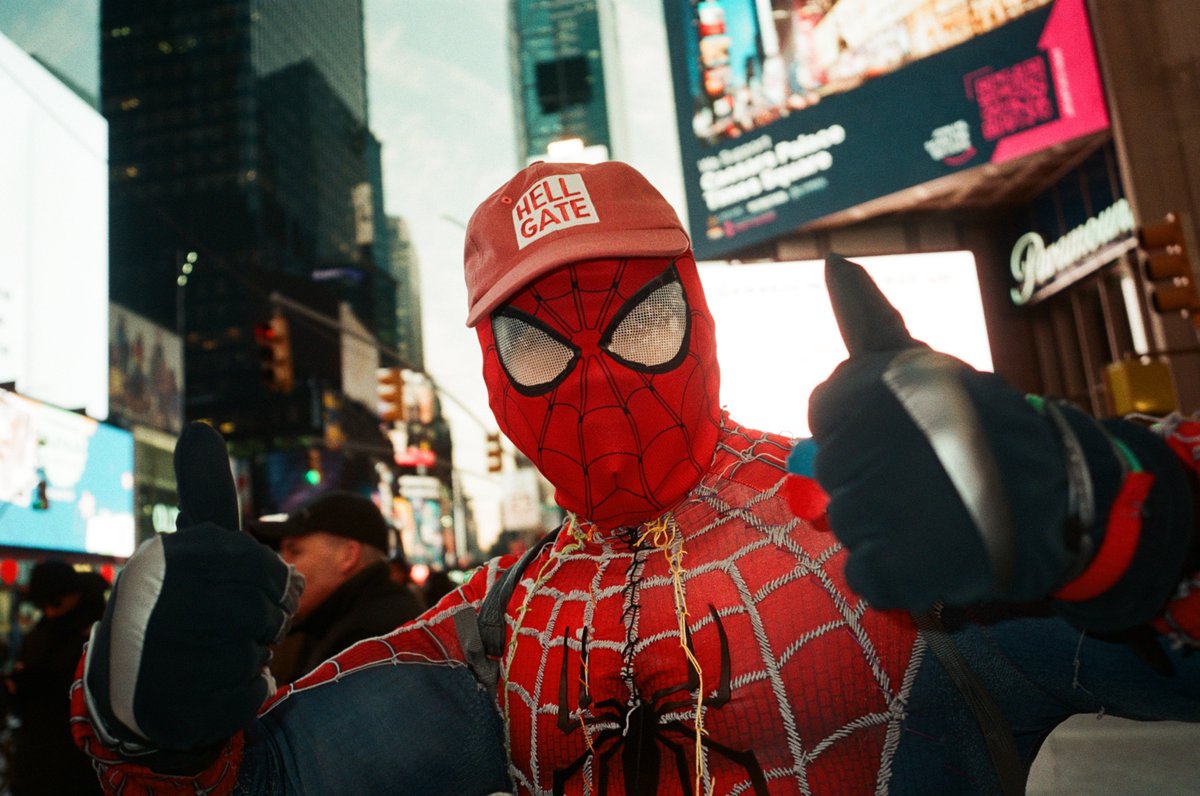 HellGateNY's tweet image. Whether you’re fighting general banditry in NYC or in Gotham (fake NYC), you gotta let all evildoers know you mean business… with a union-made Hell Gate hat! Get a hat, and 1 month of a Supporter tier subscription, for 99 cents this week! hellgatenyc.com/99-cent-hat-sa…