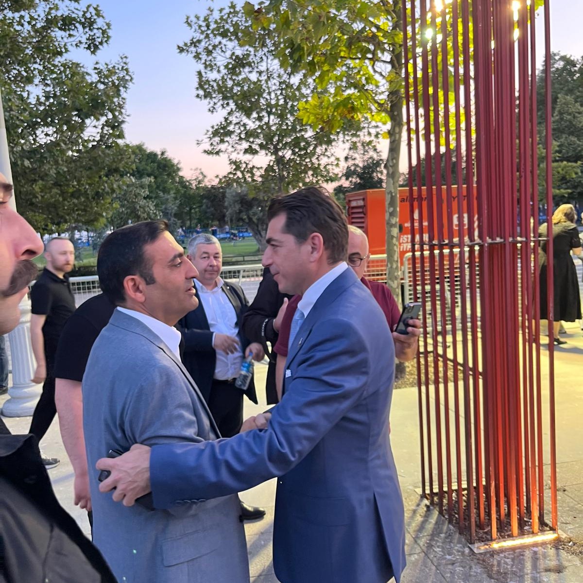 Adaletin sesi, Kartal Meydanı'nda yükseldi!

Sayın Genel Başkanımız <a href="/eczozgurozel/">Özgür Özel</a>'in katılımları ve Kartal Belediye Başkanımız <a href="/gokhanyukselist/">Gökhan Yüksel</a>'in emekleriyle gerçekleştirdiğimiz mitingimiz, bu büyük milletin iradesine sahip çıkma azim ve kararlılığını bir kez daha gösterdi.