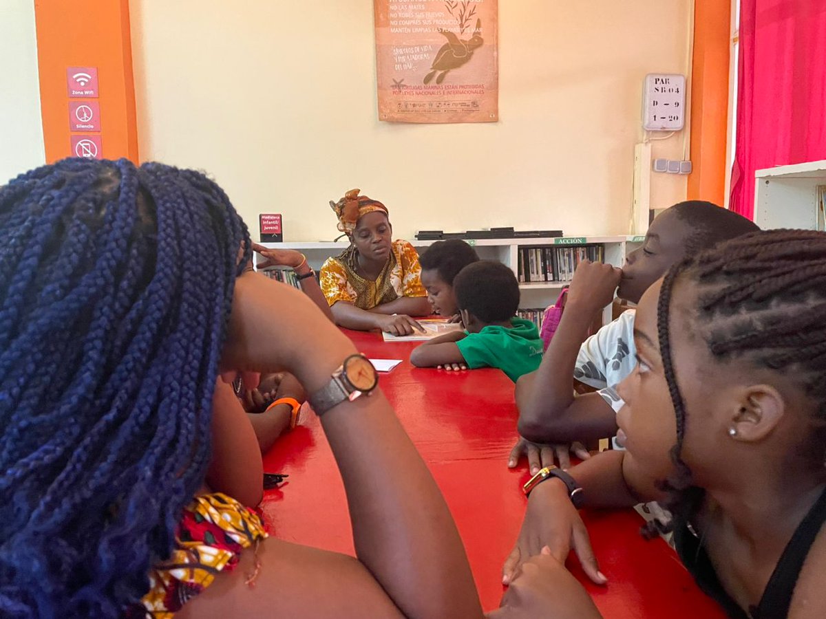 ccemalabo's tweet image. Una tarde más en los Miércoles de Cuento del Centro Cultural de España en Malabo, con la participación de varios peques, acompañados por Loamar Mejía.
@EmbEspMalabo #EspañaEnGE @AECID_EspMalabo @EmbEspMalabo @CCEBata @Revista_REG