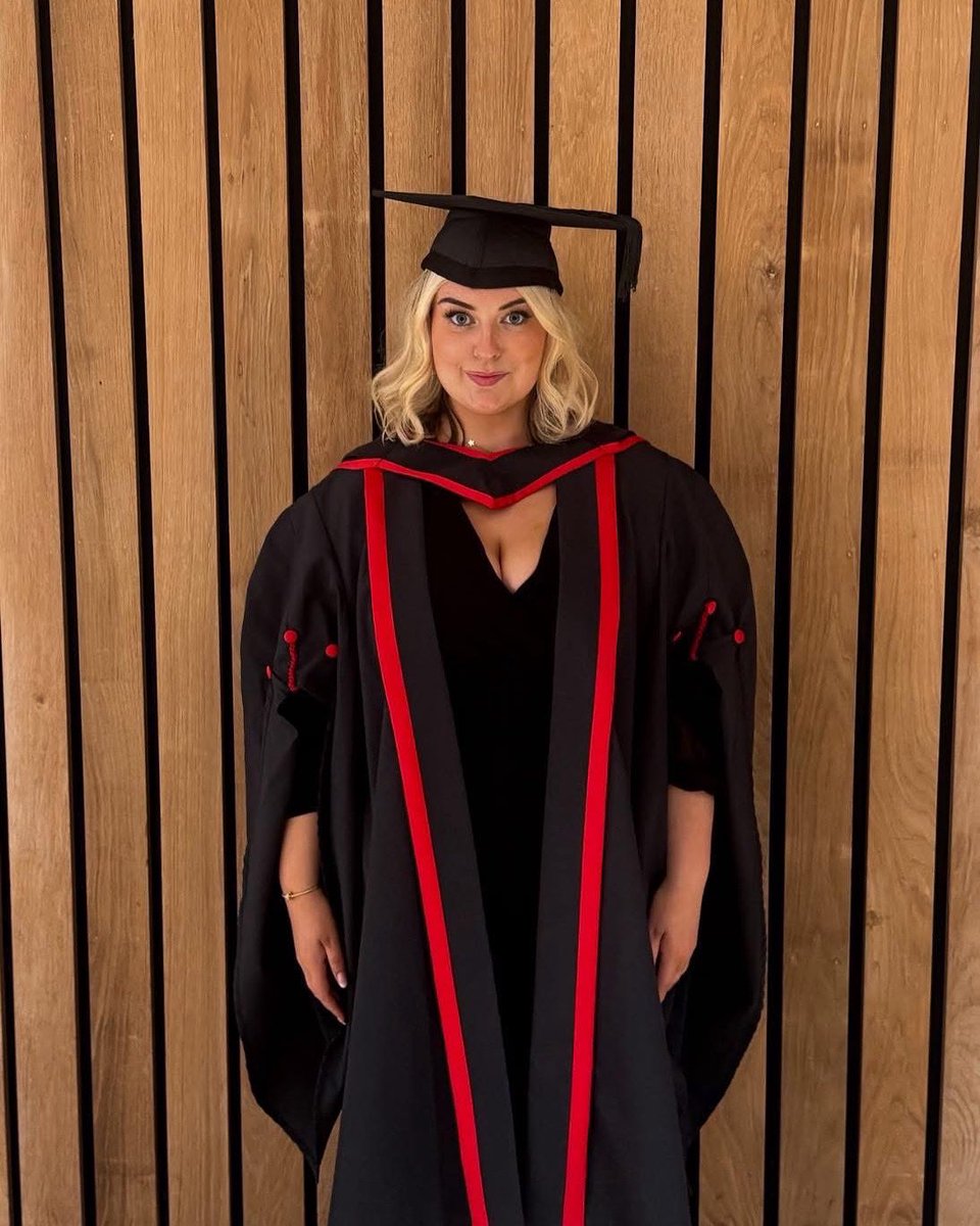 Miss Price 🎭🔭📚🏑🧘♀️ tweet media