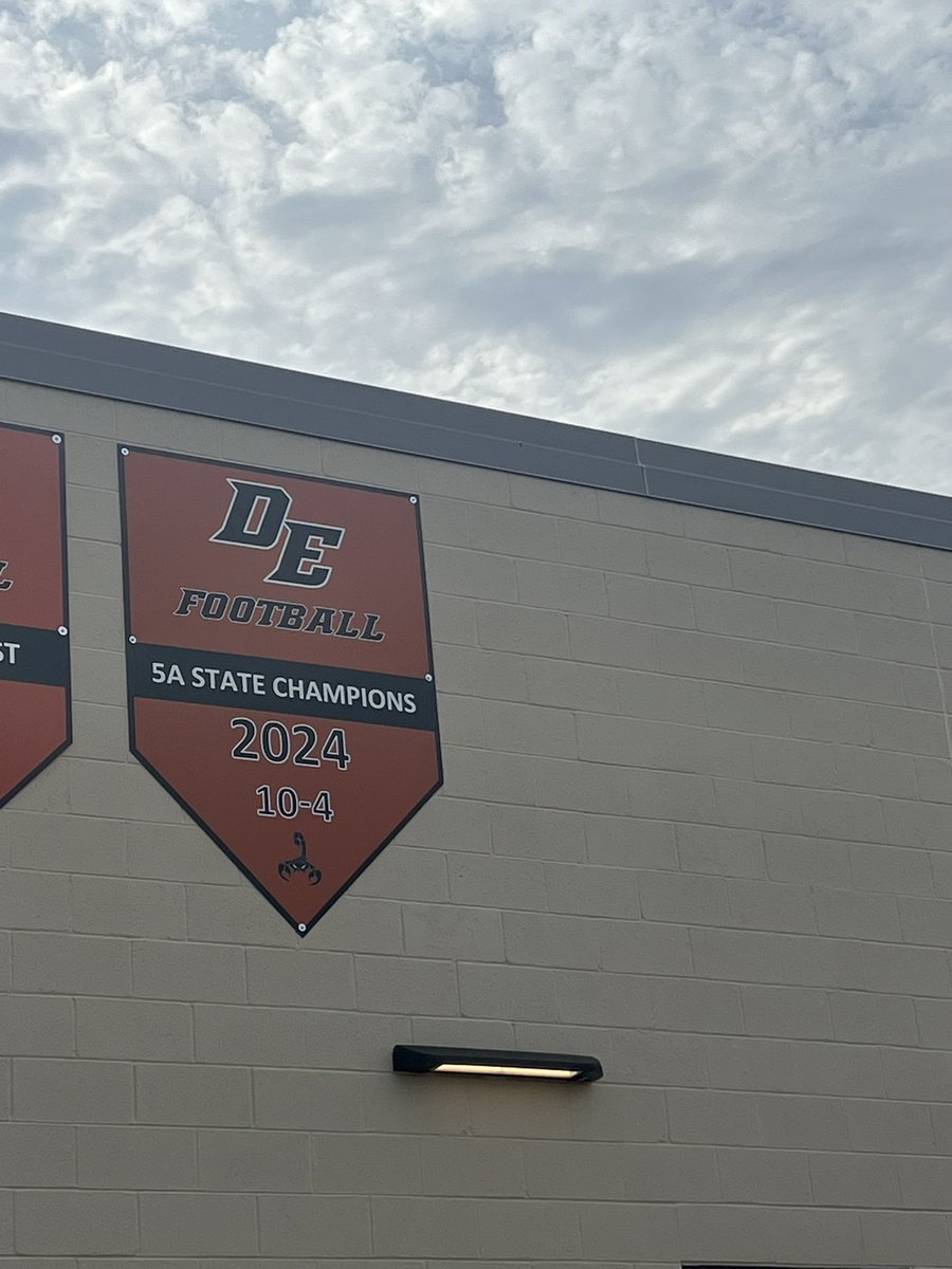 Noticed something new on the Fieldhouse 👀🦂🖤🧡

<a href="/DEdgeFootball/">Desert Edge Football</a> <a href="/DesertEdgeHS/">Desert Edge H.S.</a>