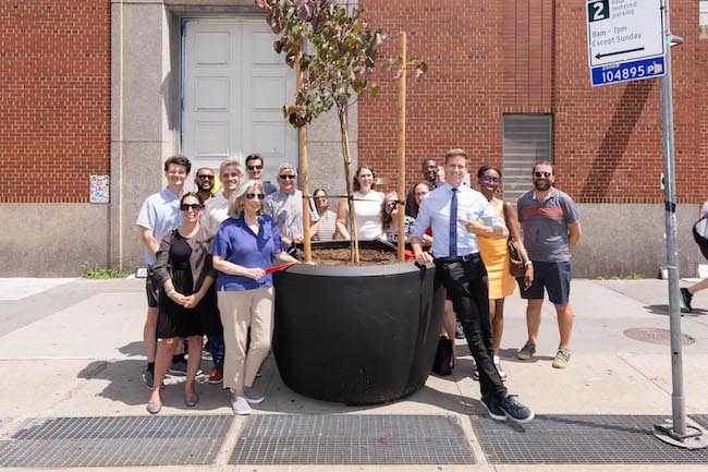 A long-barren block of Seventh Ave. gets five trees, poised to grow in gigantic planters. Click on the link to learn about the many players who made it possible. 
chelseacommunitynews.com/2025/07/15/coo…
<a href="/ebottcher/">Erik Bottcher</a> <a href="/ConEdison/">Con Edison</a> <a href="/thehort/">The Hort</a>