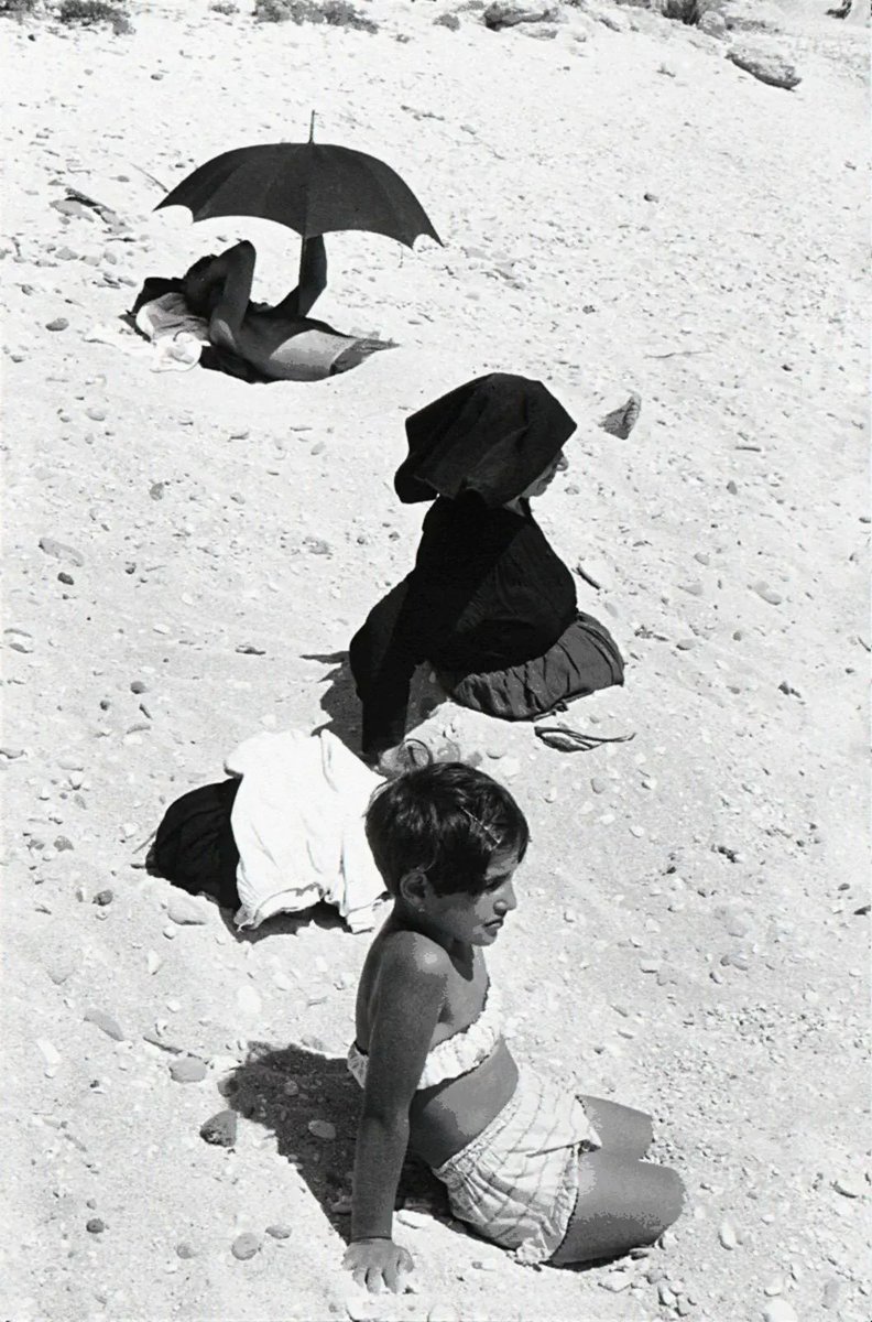 Henry Cartier-Bresson, Sardegna,  Spiaggia di Cala Gonone, 1963.