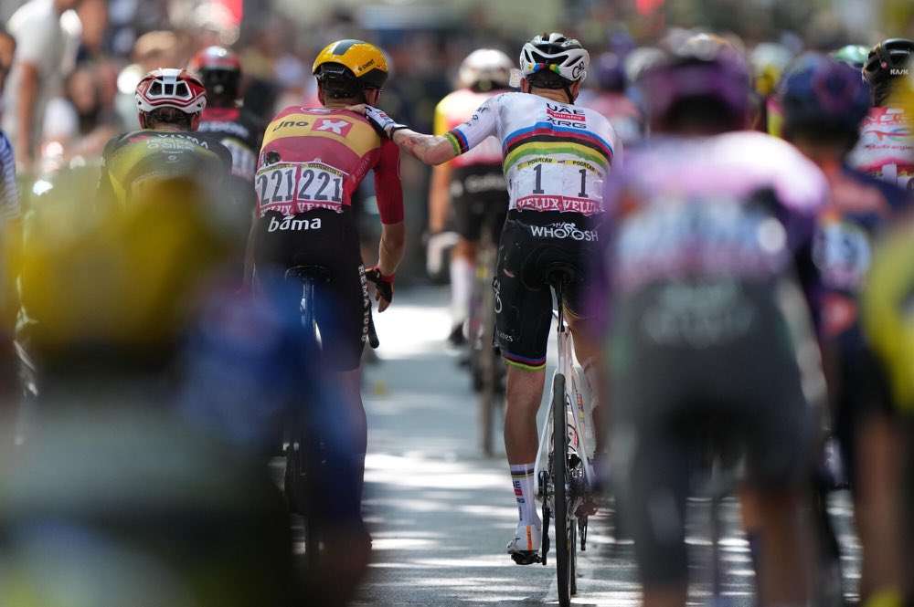 #TDF2025 / La belle photo du jour : 🇸🇮 Tadej Pogacar (UAD) excuse 🇳🇴 Tobias Johannessen (UXM) de son mouvement qui l’a fait chuté.

📷 Corvos