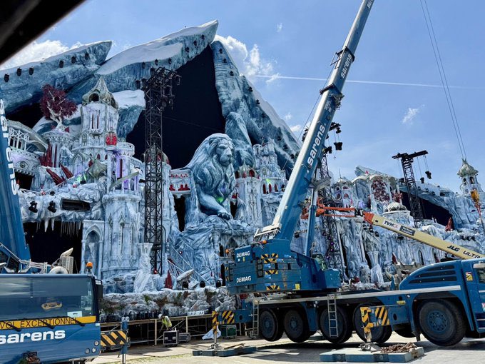 cinxmarin's tweet photo. Así quedo después del incendio, el que sería el escenario principal de #Tomorrowland este 2025, el cual estaba ambientado en un universo mágico de hielo llamado “Orbyz” 💔 https://t.co/GbSfLbkrjP