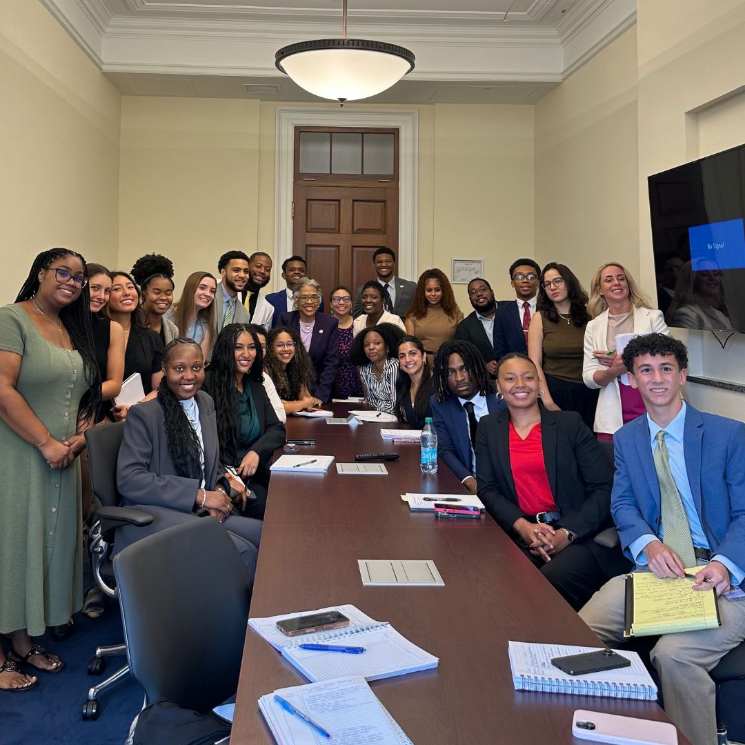 RepBeatty's tweet image. Hey Members, see your staff here? 👀 They might work for you, but yesterday, they were #TeamBeatty! 😉 Staffers are what help make the Hill run — proud to have gathered with these young people for a briefing on the challenges facing Black men and boys and the solutions we can…