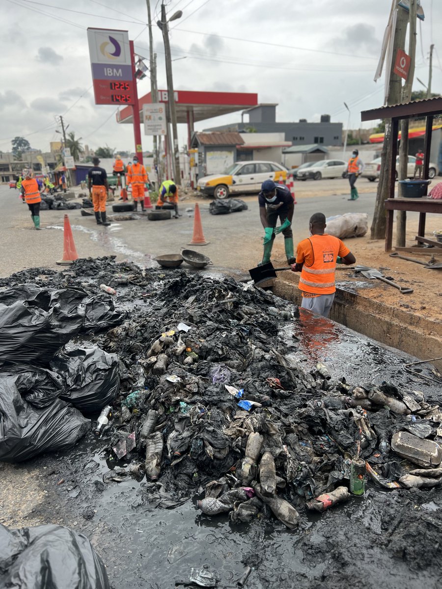 buzstopboys's tweet image. Today, we removed over 65.2 tons of solid waste from the drains at Fadama — another step toward making unclean places clean, for free. Cleaner communities, healthier lives. #fyp #buzstopboys