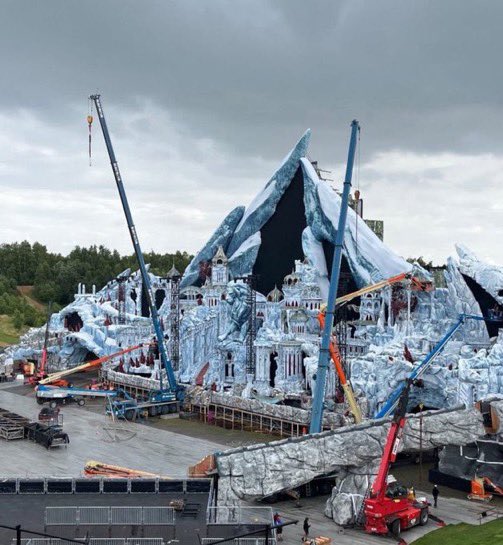 vulgarcite's tweet photo. Tomorrowland / Neverland https://t.co/Zms57jGcew