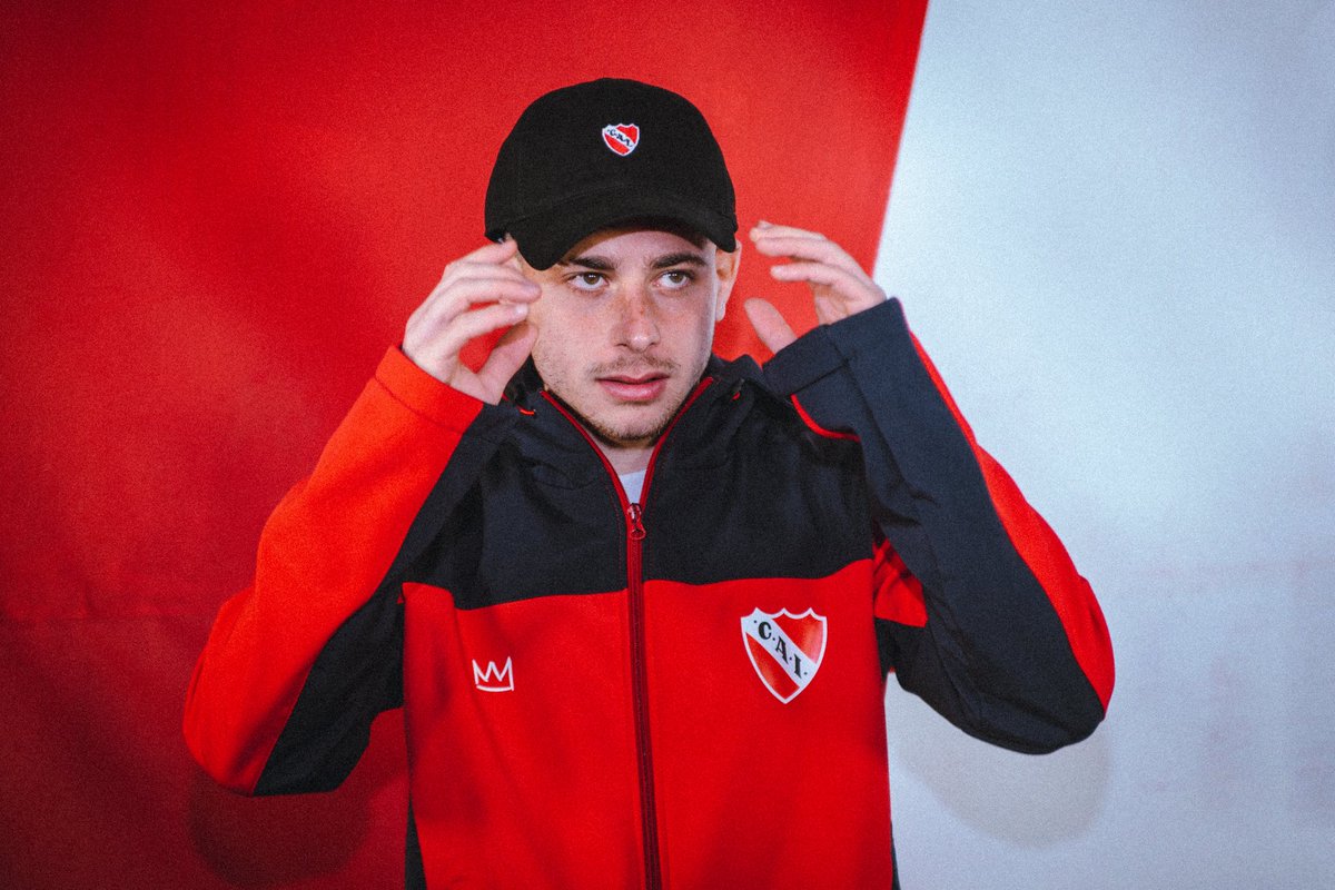 Store_CAI's tweet image. Para los que se enamoraron del modelo IFC, llegó su heredera ❤️‍🔥

La campera impermeable de softshell CAI combina funcionalidad y estilo con identidad 100% roja.

Resistente al viento y la lluvia. 

independientestore.com.ar