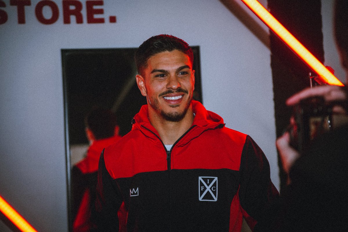 Store_CAI's tweet image. Para los que se enamoraron del modelo IFC, llegó su heredera ❤️‍🔥

La campera impermeable de softshell CAI combina funcionalidad y estilo con identidad 100% roja.

Resistente al viento y la lluvia. 

independientestore.com.ar