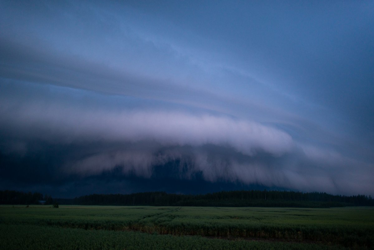 Jariy's tweet image. Yöllinen vyöry Kotkasta 12.7.2025. Tuli Ihan hyvä vaikka hiukan pelkäsin möhlänneeni pimeässä. #ukkonen #vyöry #shelfcloud
