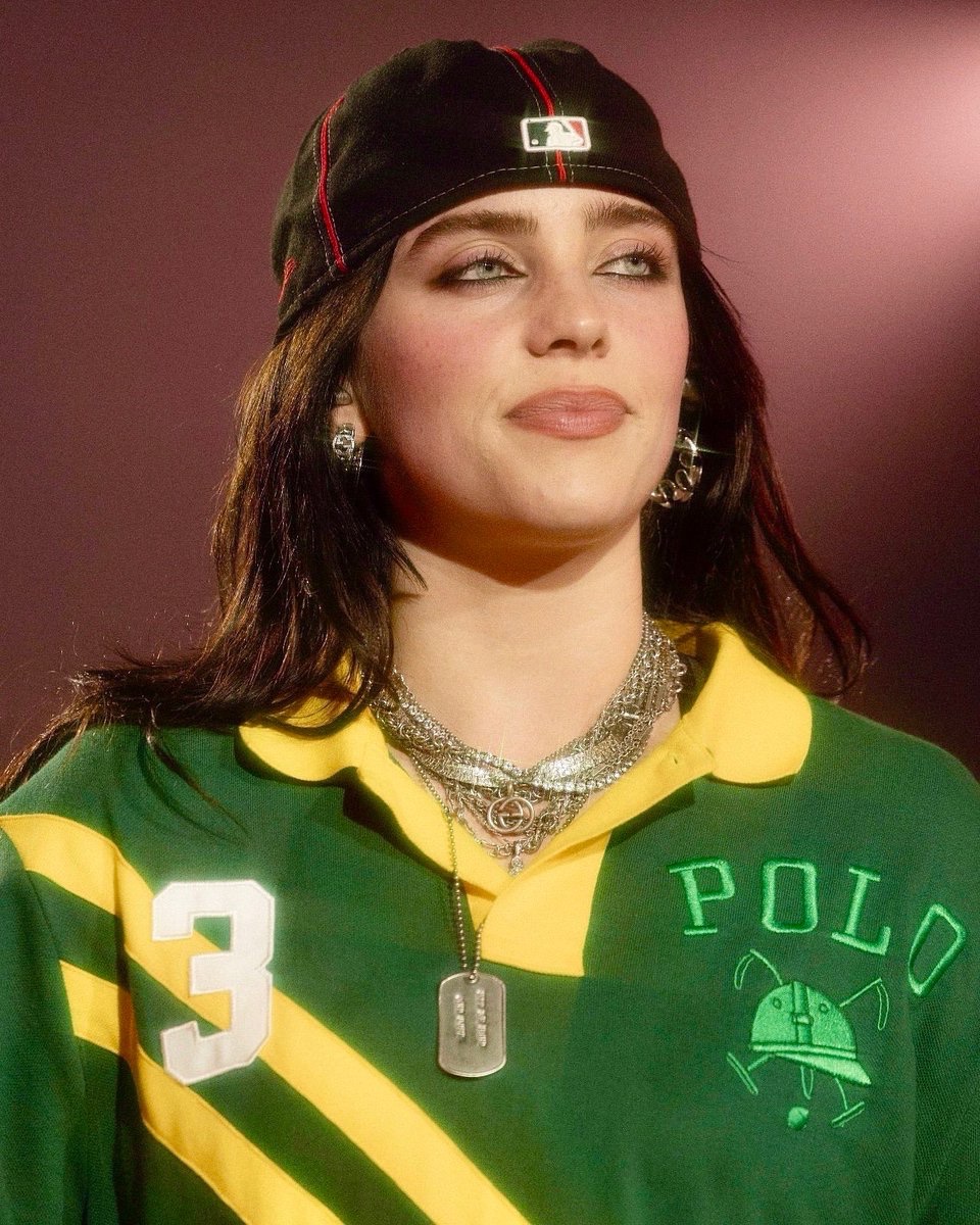 bchartsnet's tweet photo. 🚨🇧🇷 ELA NÃO VEM MAIS! Billie Eilish cancela 2 shows que faria em São Paulo e motivo choca: a alta demanda.

A cantora faria cada apresentação para mais de 60 mil pessoas no Estádio MorumBis, mas não gostou da ideia e barrou a vinda de sua turnê mesmo com patrocinadores já certos. 

“Billie achou a estrutura grande demais e prefere manter o formato mais intimista da tour”, revelou o colunista Eduardo Reis do Portal Léo Dias. Lá fora, Billie Eilish está se apresentando em arenas com a “Hit Me Hard and Soft Tour”.