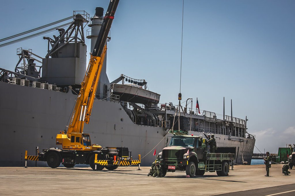 🇹🇼Republic of China Navy deployed dock landing ship ROCS Hsu Hai to the Port of Hualien, eastern Taiwan, to simulate the resupplying of Taiwan through the east coast on 7/16.

(CNA)