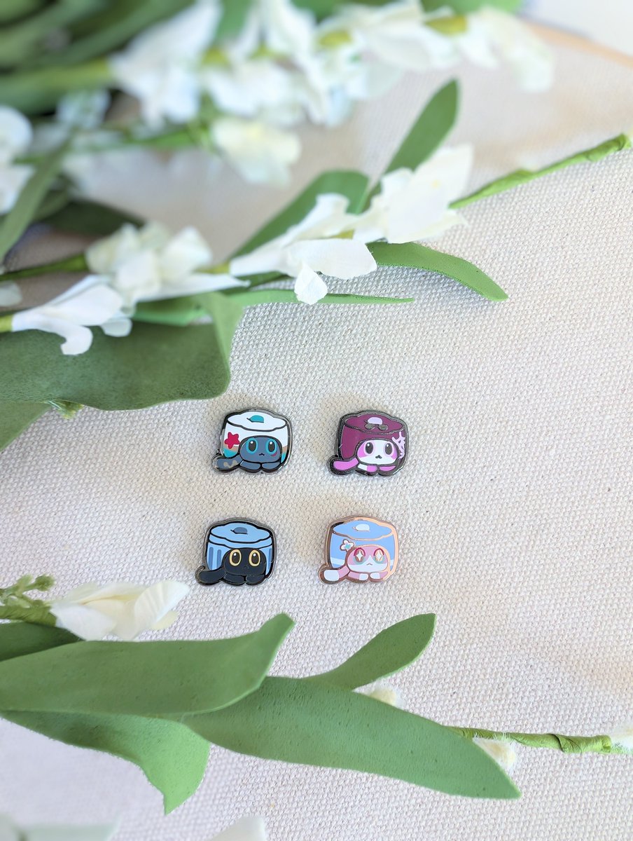 I love how tiny the cat cake pins are...... 😭