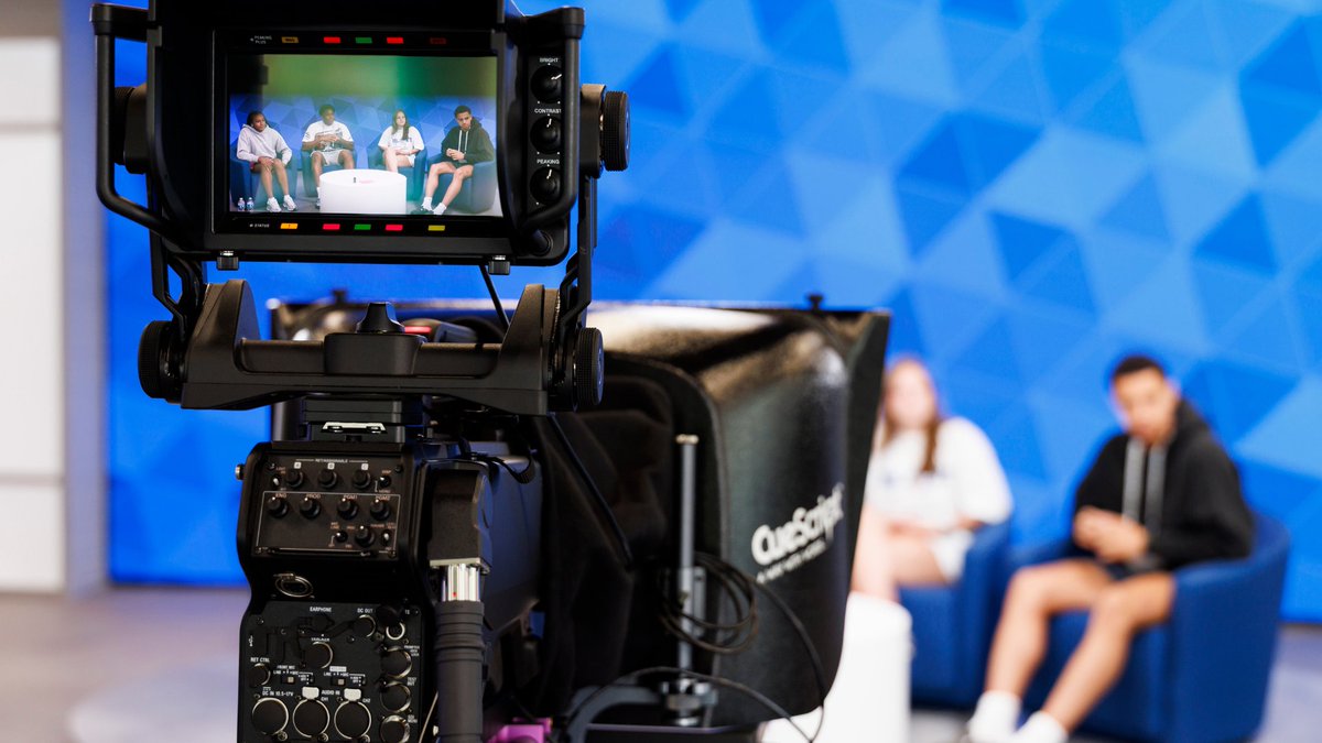 UKAthletics's tweet image. My New Kentucky Home session 4️⃣ was at the new Downtown Studios at @Rupp_Arena at Central Bank Center.
Staff from @UKSportsNetwork, @uk_ci and @TheKentuckyRoad discussed brand-building, media interview skills and showcased these state-of-the-art digital media facilities! 🙌