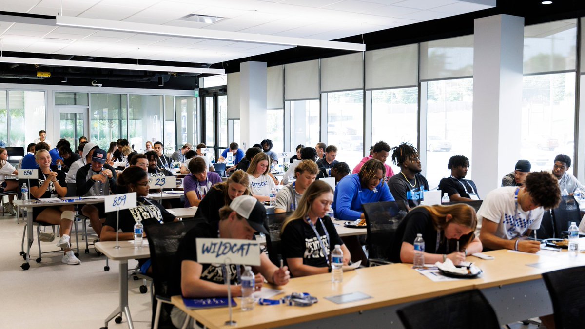 UKAthletics's tweet image. My New Kentucky Home session 4️⃣ was at the new Downtown Studios at @Rupp_Arena at Central Bank Center.
Staff from @UKSportsNetwork, @uk_ci and @TheKentuckyRoad discussed brand-building, media interview skills and showcased these state-of-the-art digital media facilities! 🙌