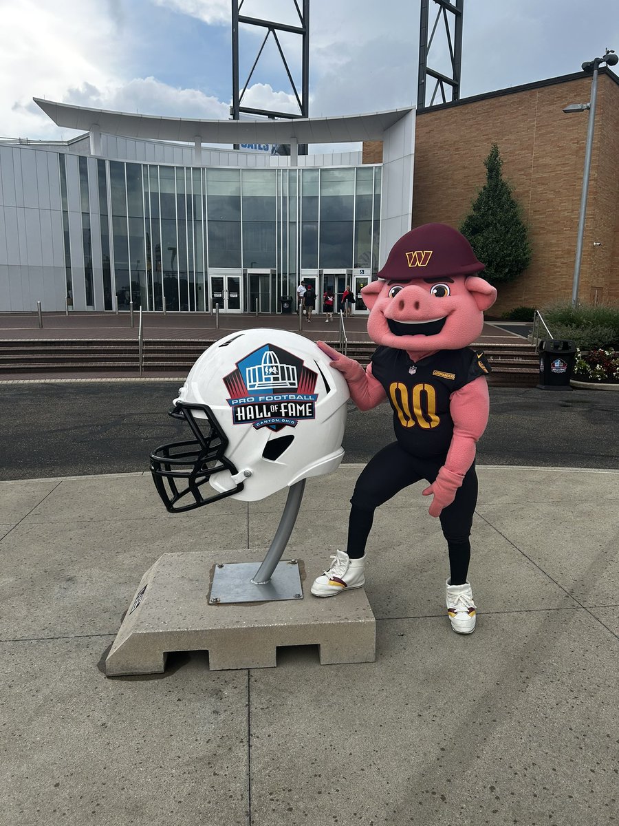 MajorTuddy's tweet image. made it to the @ProFootballHOF for @NFLFLAG championships! 🐽