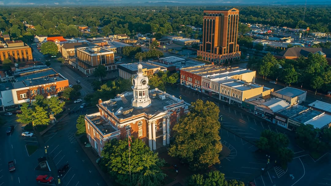 TNECD's tweet image. Home to @MTSU—the largest undergraduate university in the state—Murfreesboro is one of the fastest-growing cities in the U.S. 🙌
With a thriving economy and strategic location, it continues to be a key player in Tennessee’s economic success.
Learn more: tnecd.com/news/community…