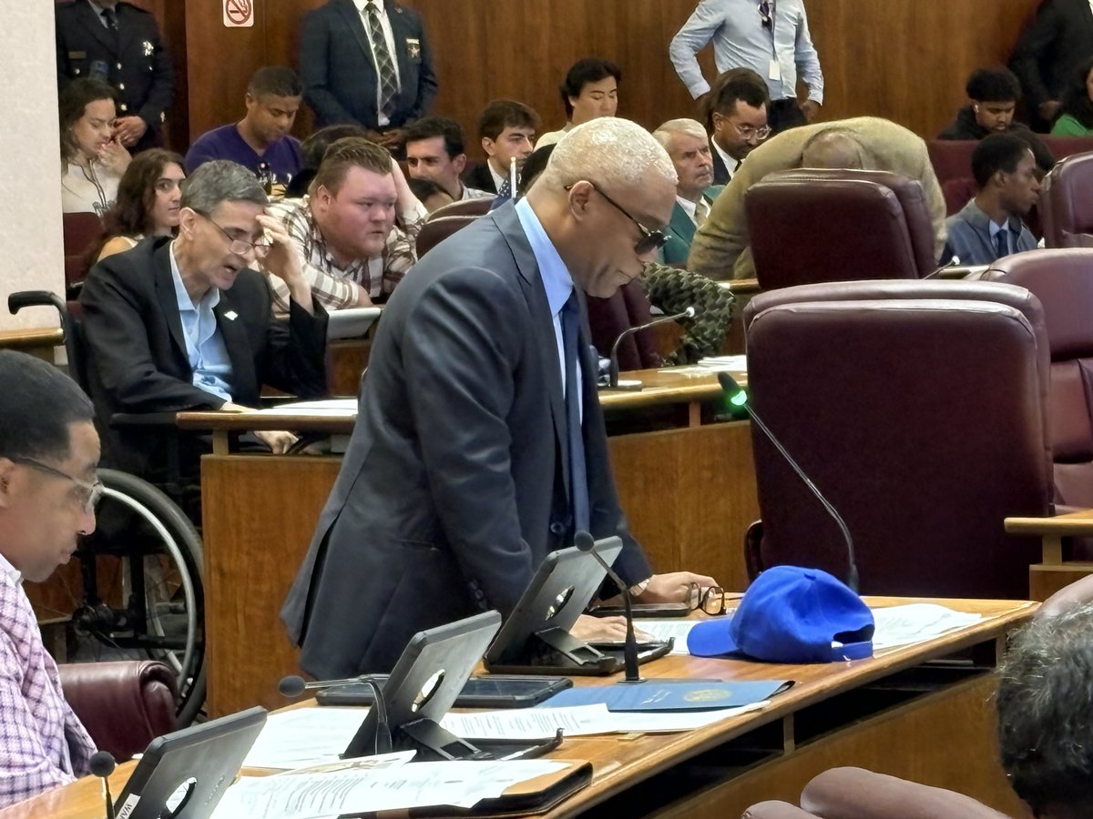 tahmanbradley's tweet image. Alderman Walter Burnett reads his final City Council committee report. After 30 years Burnett is resigning at the end of the month. In Chicago tradition, Burnett is seeking a high-profile appointment and wants one of his son’s appointed to his seat.