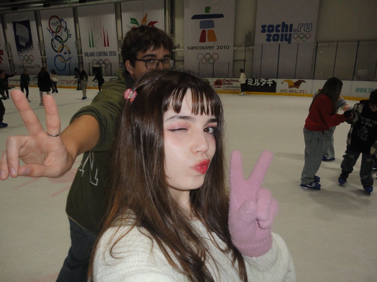 sol_senpai's tweet image. lleve la cybershot a patinar y salió esta foto muy 2010 coded