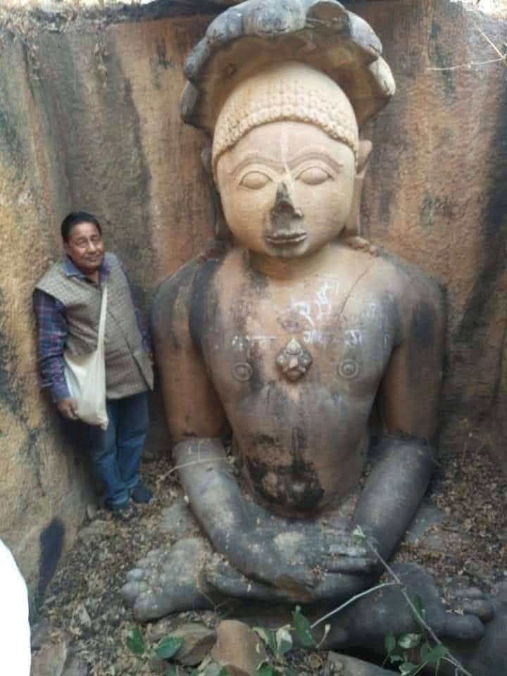 सिरोनी के घनघोर जंगल में लगभग 800 वर्ष पुराने जैन मंदिर में विराजमान भगवान पार्श्वनाथ स्वामी।

#Jainism