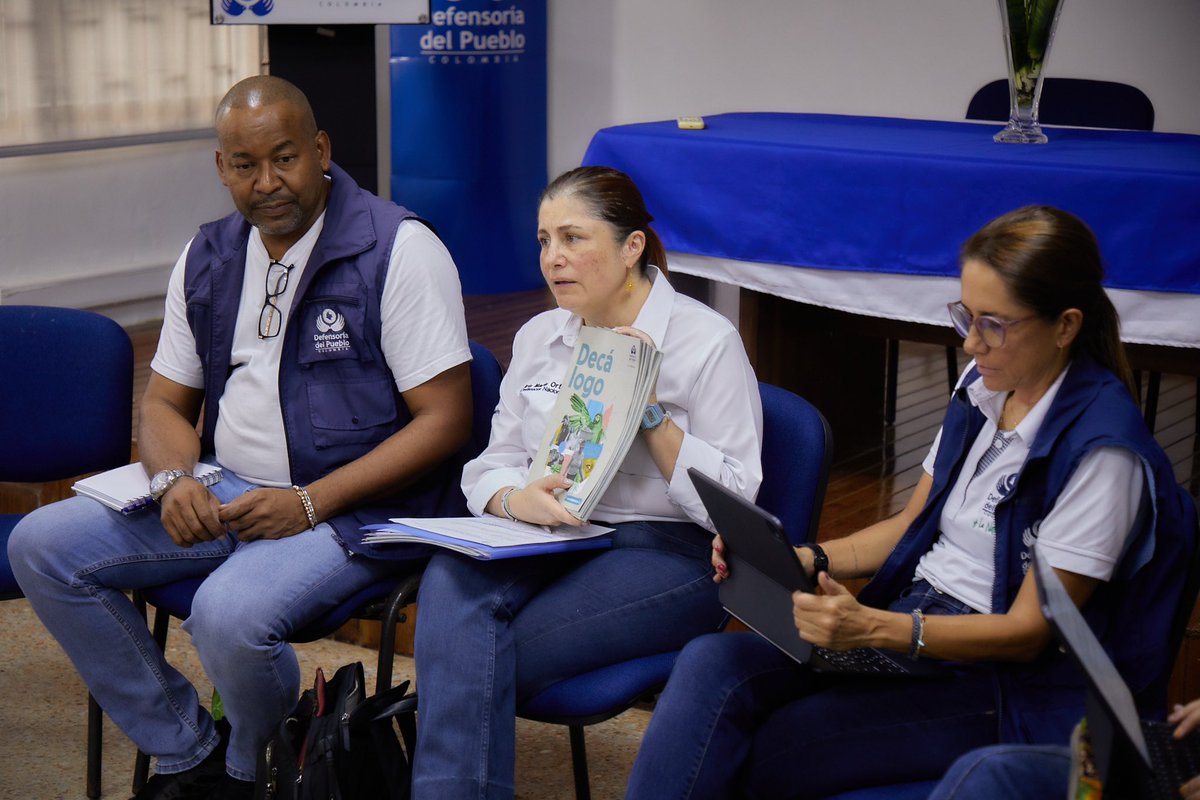 DefensoriaCol's tweet photo. En Quibdó, Chocó, la Defensora del Pueblo @MarnIris se reunió con personeras y personeros municipales, y el representante de la Procuraduría Regional para abordar los desafíos urgentes del territorio.

Se trataron temas como el acompañamiento a los procesos comunitarios, el desminado humanitario, las condiciones en centros de reclusión, el impacto de la minería ilegal, la contaminación de ríos y fuentes hídricas, y los riesgos que enfrentan niños, niñas y adolescentes.

También se destacó la importancia de fortalecer los enfoques de género y el trabajo conjunto con las y los personeros.

En la Defensoría hacemos equipo por las comunidades, con misiones conjuntas en defensa de sus derechos por un #BuenFuturoHoy.