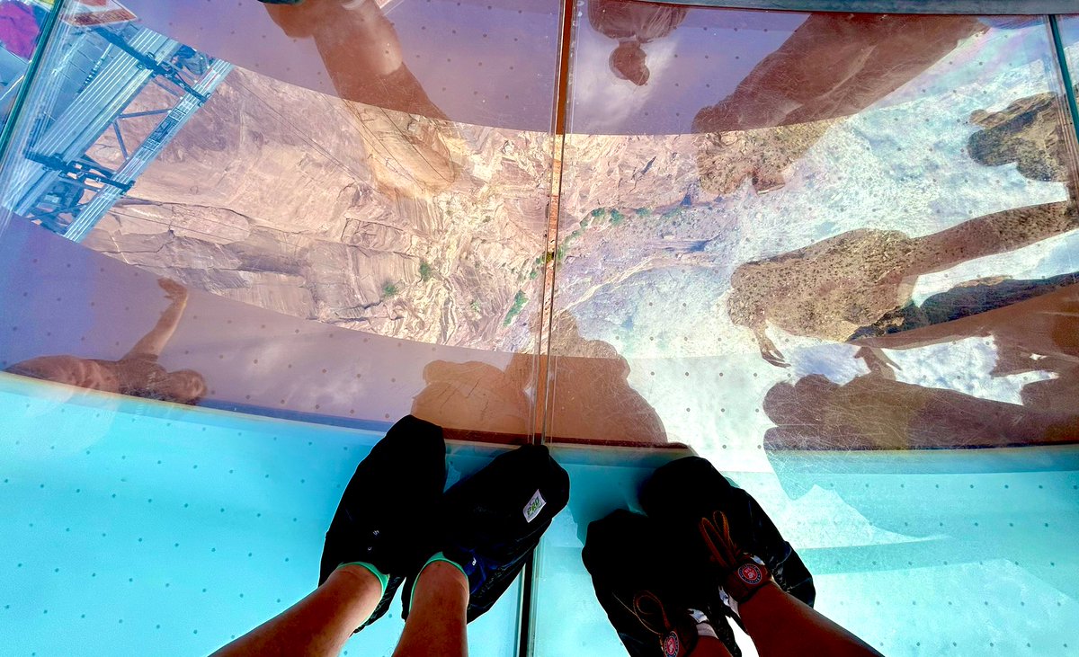 Jane_Arthur_'s tweet image. We did it - managed the #Skywalk at the #GrandCanyon - wow! It did not disappoint - I feel very small #Arizona #sightseeing #holidays ❤️