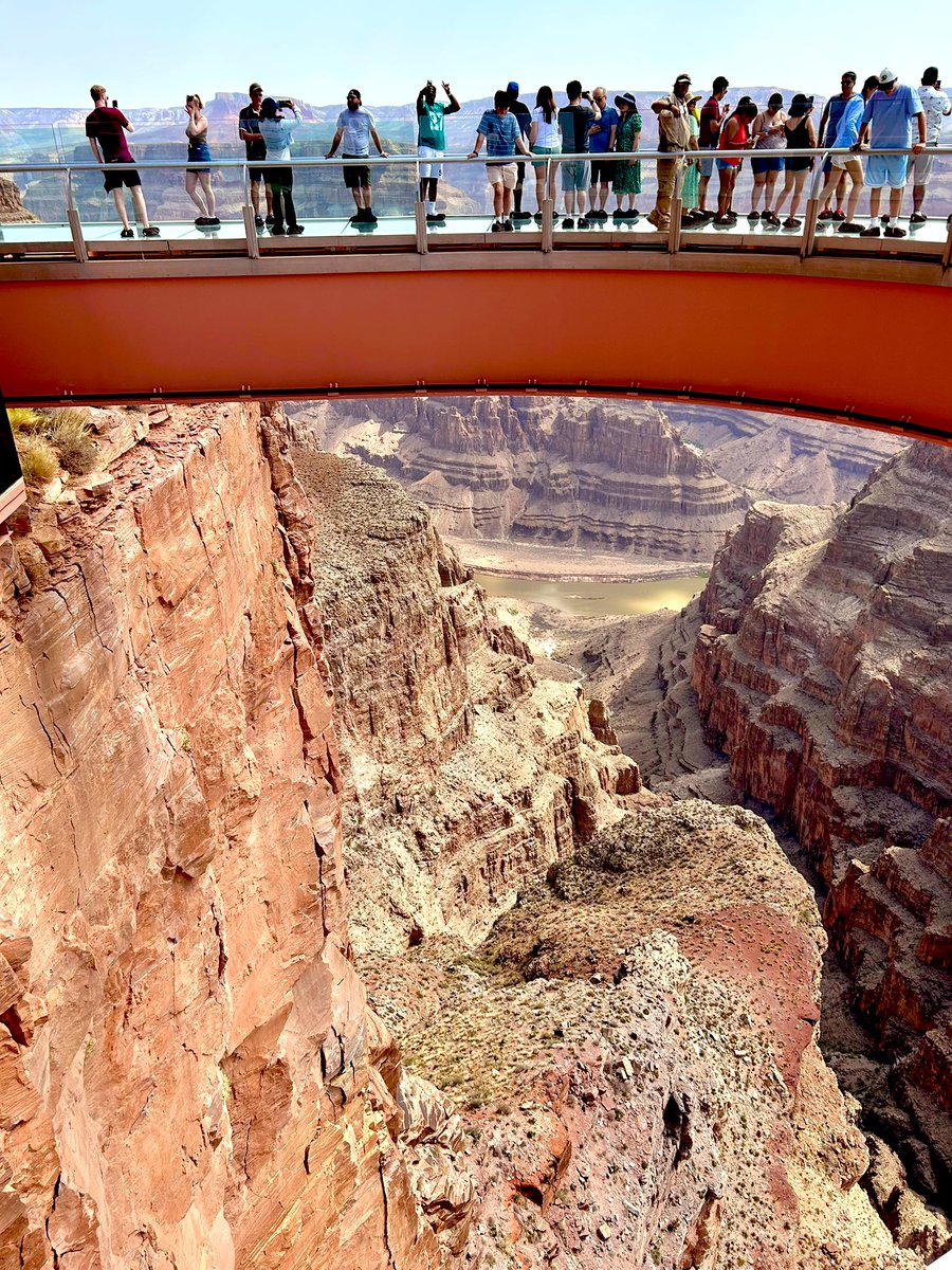 Jane_Arthur_'s tweet image. We did it - managed the #Skywalk at the #GrandCanyon - wow! It did not disappoint - I feel very small #Arizona #sightseeing #holidays ❤️