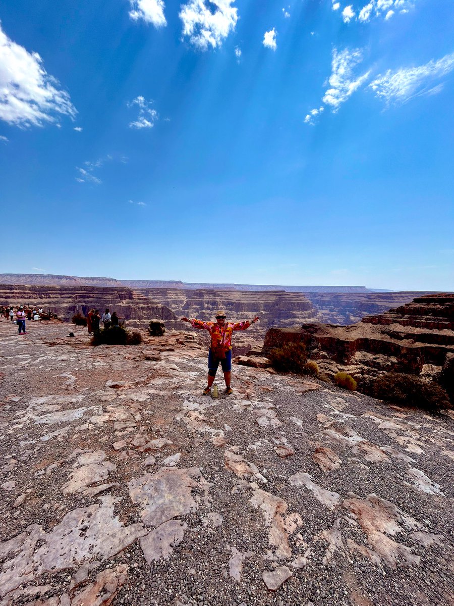 Jane_Arthur_'s tweet image. We did it - managed the #Skywalk at the #GrandCanyon - wow! It did not disappoint - I feel very small #Arizona #sightseeing #holidays ❤️