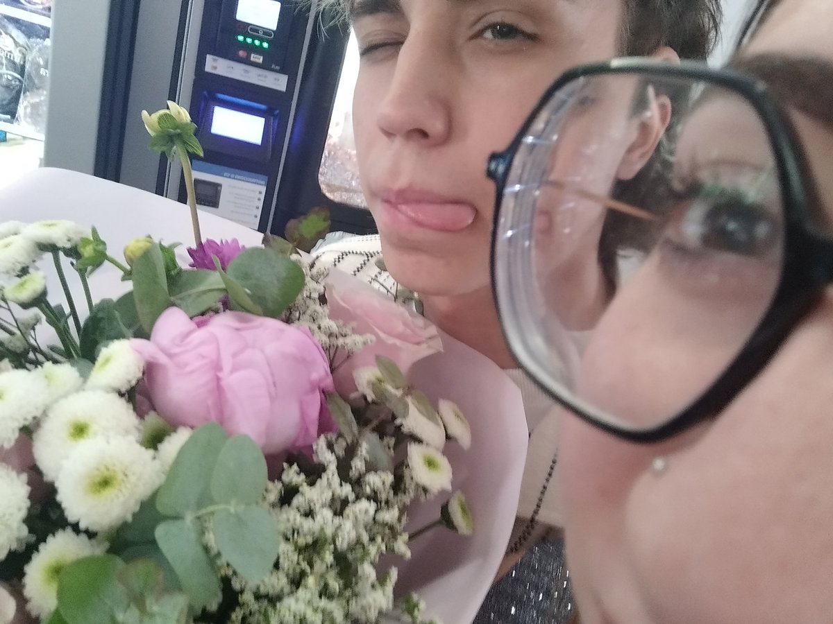 Recuerdos de la semana 💜🌟:

- Graduada por fin.
- Recuerdos preciosos con <a href="/PikielPato/">Pikii</a> y mis padres (junto a unos regalos hermosos también).
- Mucha desconexión, amor y felicidad 🦋.