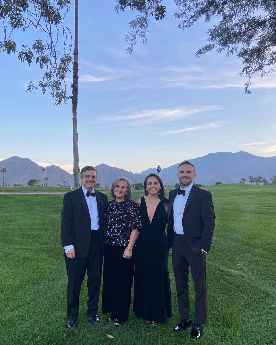 StanfordPlastic's tweet image. 🌟 PGY1 Intern Feature: Dr. Reid Smith 🌟
📍 From Greensboro, NC
📚 Studied physics at Vassar + played varsity soccer
📊 Worked in health tech ops & analytics in SF
🏥 Went to med school at Hofstra/Northwell
🎿 Loves hiking, golf, snowboarding & live music
Welcome, Dr. Smith!