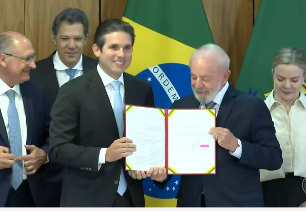 URGENTE!!! Comissão da Câmara acaba de aprovar projeto que dá ISENÇÃO DO IR pra quem ganha até R$ 5 MIL!!!

Só falta agora passar pelo plenário!! No dia em que BOLSOTRUMP CONTRA O PIX ataca o Brasil, Lula consegue uma VITÓRIA ENORME!!

PRA ISSO QUE FIZ O L!!!