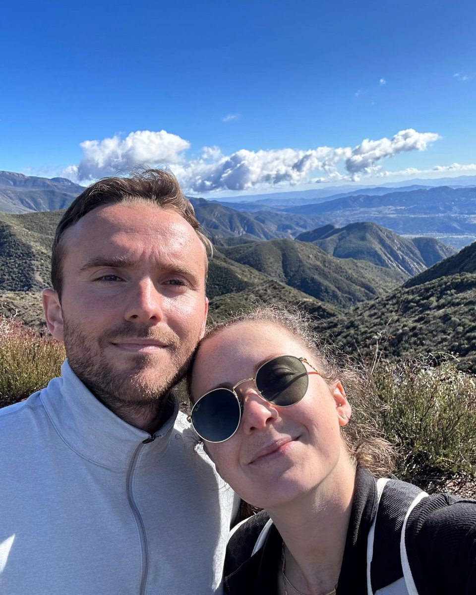 StanfordPlastic's tweet image. 🌟 PGY1 Intern Feature: Dr. Reid Smith 🌟
📍 From Greensboro, NC
📚 Studied physics at Vassar + played varsity soccer
📊 Worked in health tech ops & analytics in SF
🏥 Went to med school at Hofstra/Northwell
🎿 Loves hiking, golf, snowboarding & live music
Welcome, Dr. Smith!