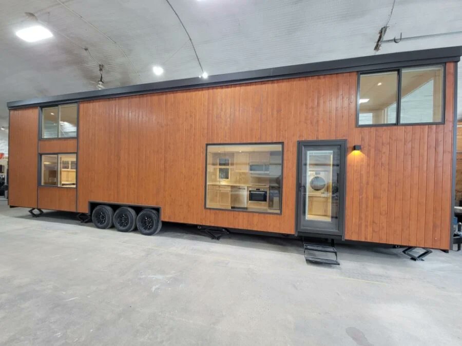 The Ultimate Tiny House from Escape offers a spacious kitchen, a king-size bedroom, and up to 4 bedrooms in just 720 sq. ft. Ready to make this dream your reality? Tap the link to learn more! tinyhousetalk.com/ultimate-tiny-…