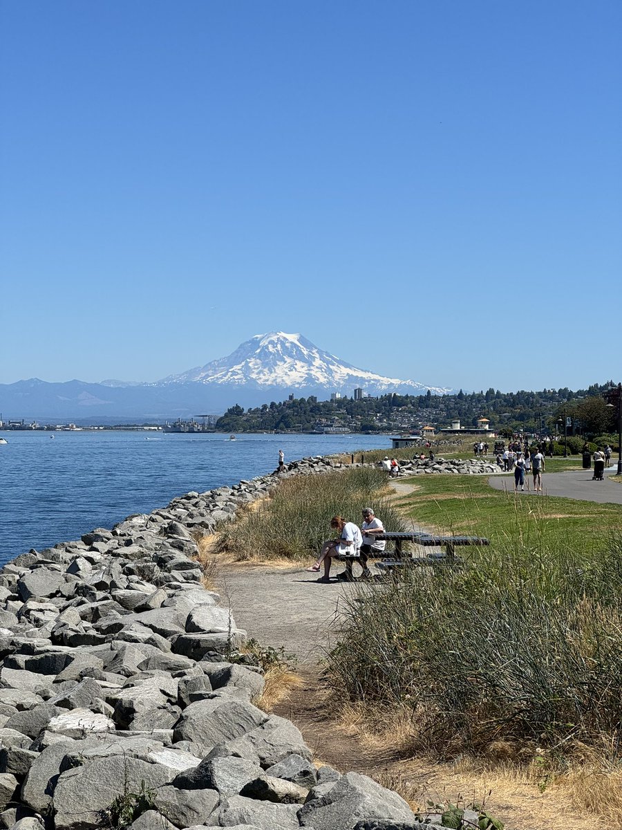 xlth's tweet photo. The views of Mt. Rainier from the Point Ruston waterfront in Tacoma are just next-level today. What a perfect spot for a walk when The Mountain is out!
#PointRuston #Tacoma #PNW #MtRainier https://t.co/DGpDc5su6Z