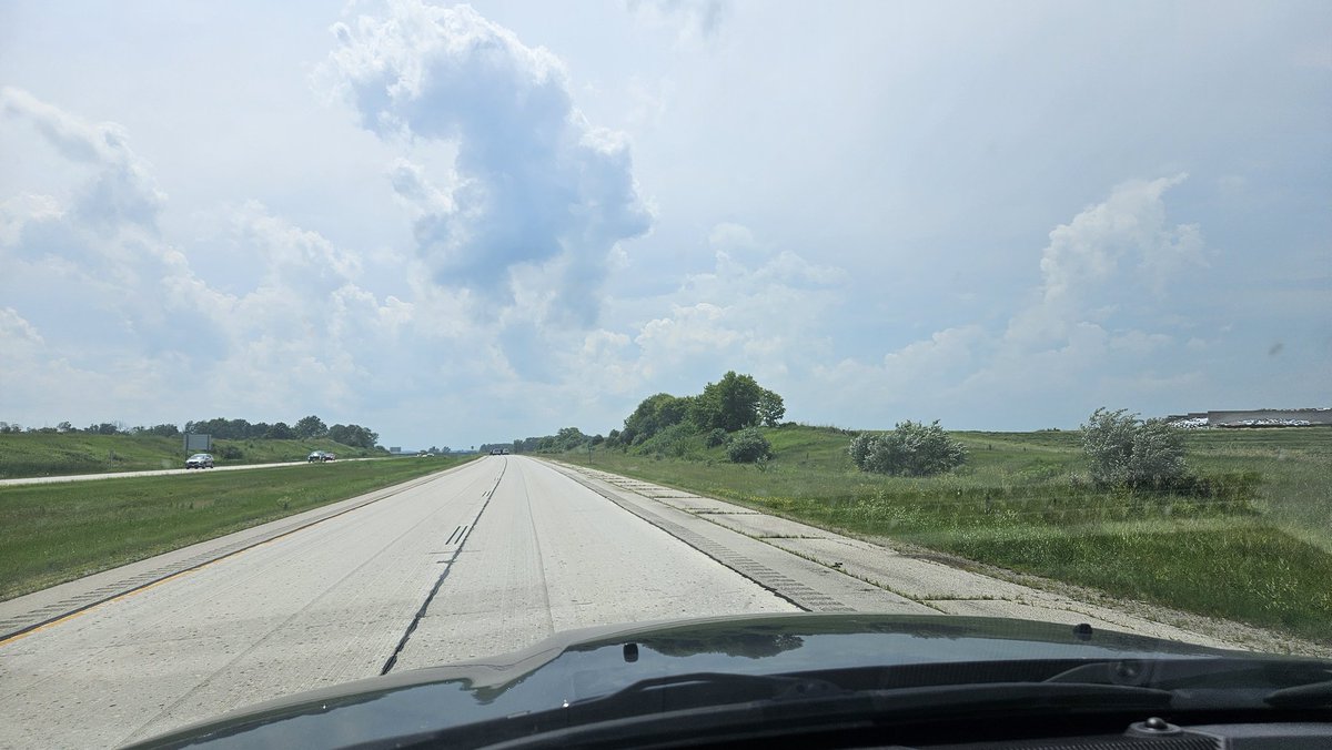 TannrrX's tweet photo. @MaxVelocityWX @Simcoe12_Wx 20 min north of milwaukee looking to the west https://t.co/pEEuVGYL2L