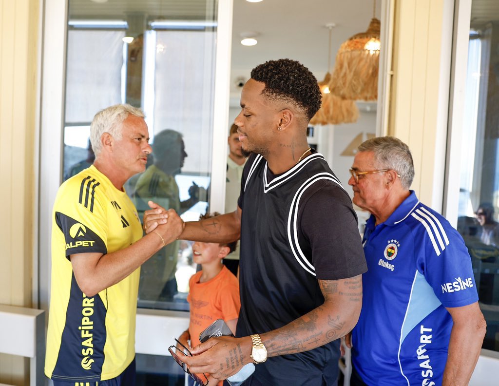 Fenerbahçe’de yeni transfer Jhon Duran, Portekiz kampına katıldı.