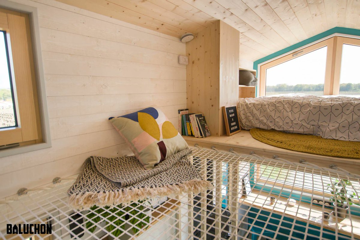 Dreaming of tiny living? Meet the Sïana, where creativity meets functionality! ✨🌿 Mom and daughter enjoy lofts connected by a playful net bridge. See how they make the most of every inch in this charming home tour! 🏡 tinyhousetalk.com/mom-daughter-t…