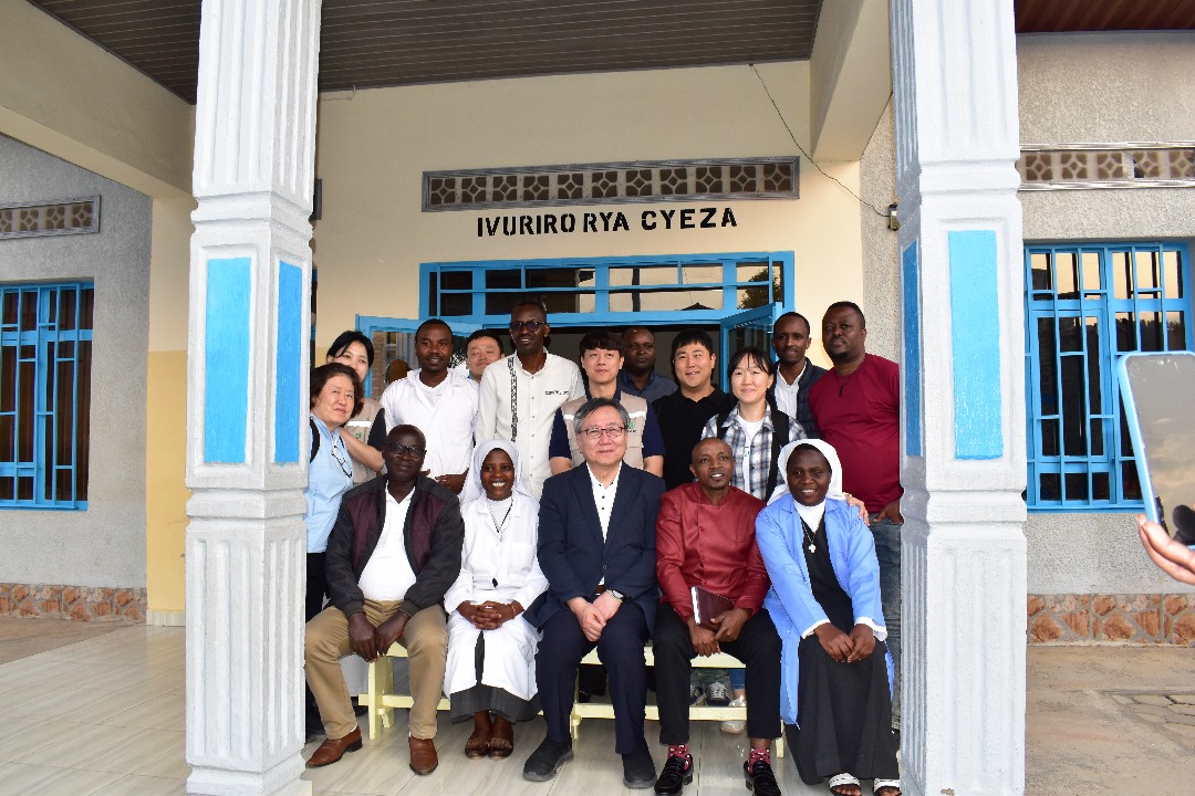 Twakiriye abafatanyabikorwa (KOFIH)baturutse  muri Koreya Yepfo.Barikumwe n'intumwa za MoH n'iza <a href="/Muhangadis/">MUHANGA District</a>. Basuye kandi  Mata HC na Gasovu HC basoreza kuri Poste de santé ya Cyeza. Urugendo rwari rugamije kureba uko  batera inkunga mu kuzamura ireme ry'ubuvuzi muri  zone yacu.
