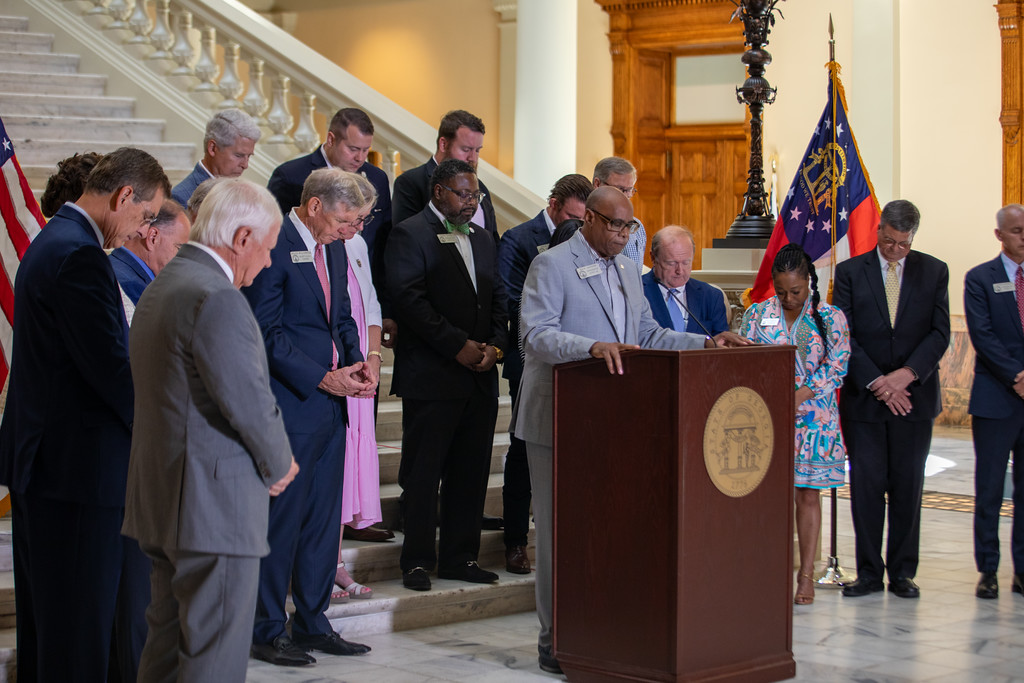JonBurnsGA's tweet image. Today, the House gathered to pray for the people of Texas.  

We know what it’s like to need support when natural disasters strike. Now, it&apos;s our turn to do what we do best—lend a helping hand to our neighbors. Learn more about how you can support relief efforts at the link…
