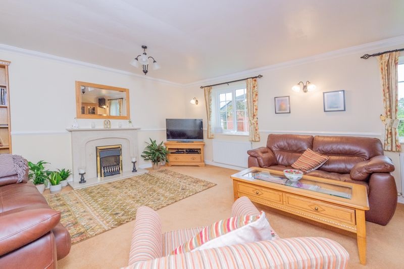 TalktoBowen's tweet photo. Chapel Lane, Ellesmere - Offers in Excess of £539,995. 5-bed detached family home in the picturesque North Shropshire countryside with flexible &amp; spacious accommodation. Landscaped gardens &amp; large double garage/workshop. Call 01691 622534 to view https://t.co/xQNabUlCOL https://t.co/jE8DZXEibv