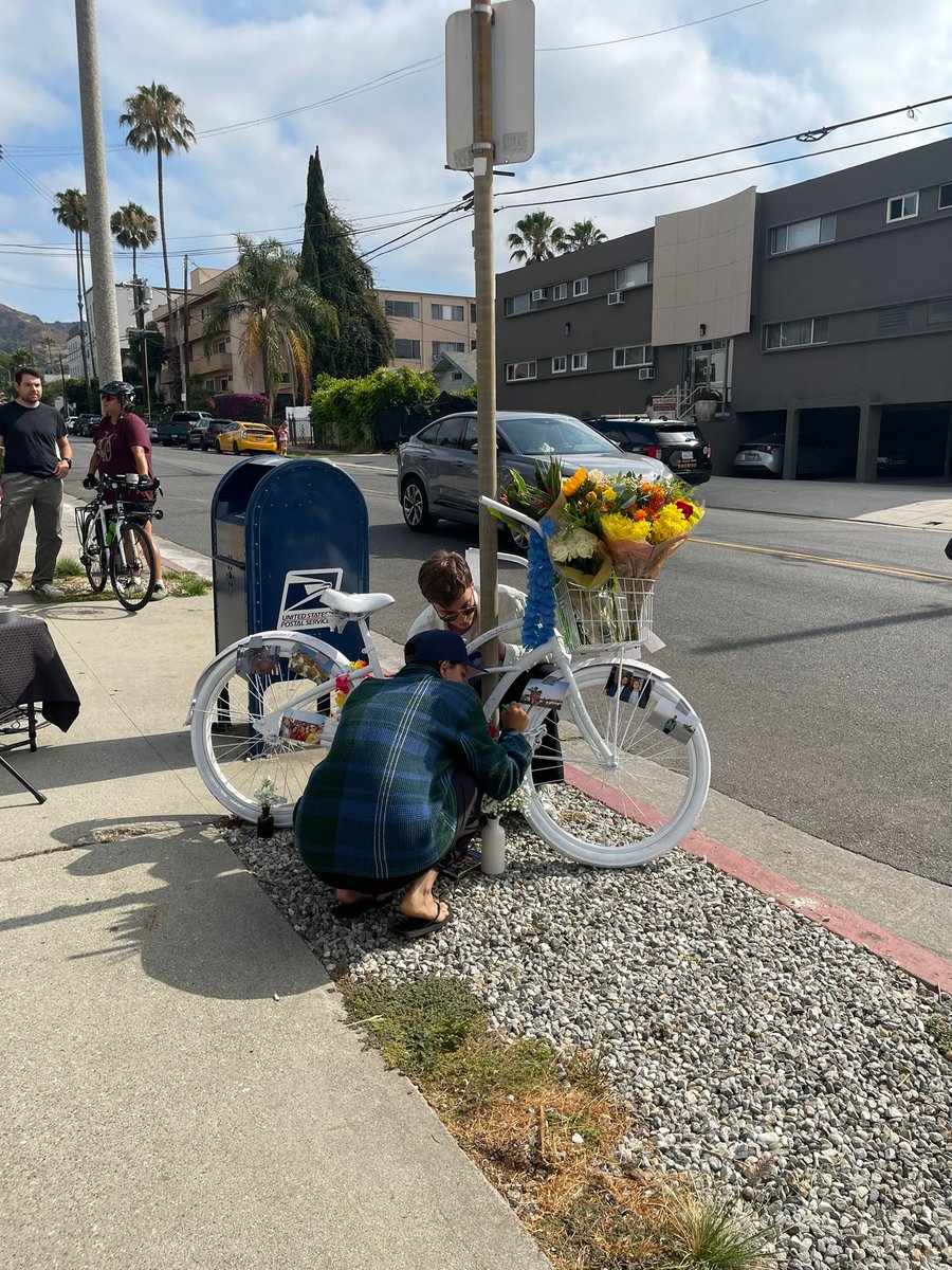 StreetsR4Every1's tweet image. We joined @WeHoBike for a Ghost Bike memorial in West Hollywood to honor Blake Ackerman, killed while biking last week.
60+ attended—loved ones, officials, neighbors, and community advocates. Blake’s death is a tragedy. It’s also a call to action.
#BikeSafety #EnoughIsEnough