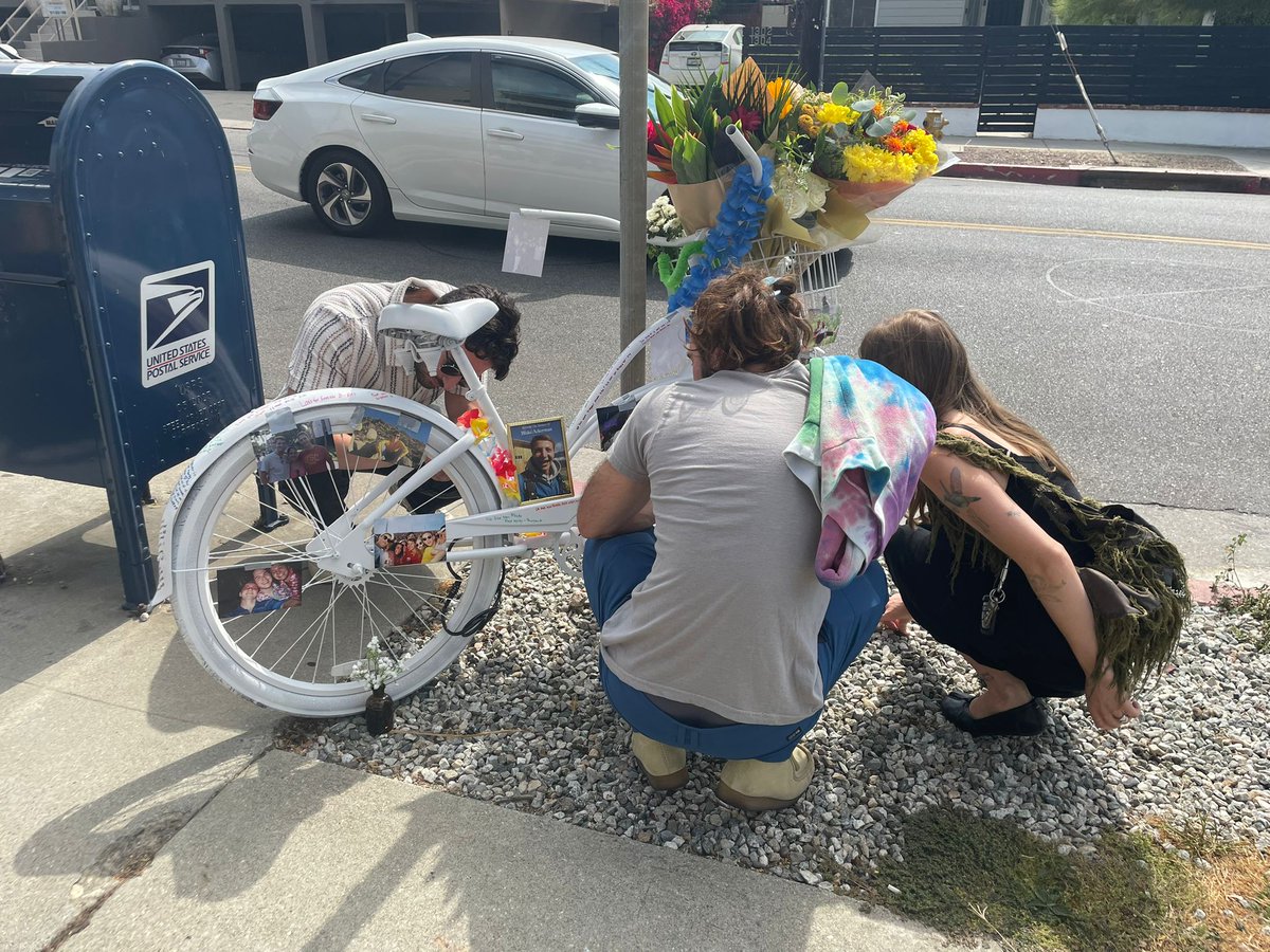 StreetsR4Every1's tweet image. We joined @WeHoBike for a Ghost Bike memorial in West Hollywood to honor Blake Ackerman, killed while biking last week.
60+ attended—loved ones, officials, neighbors, and community advocates. Blake’s death is a tragedy. It’s also a call to action.
#BikeSafety #EnoughIsEnough
