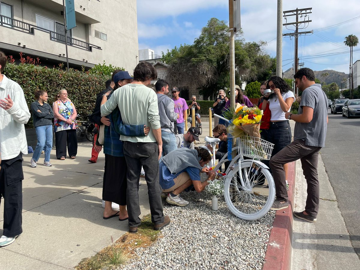 StreetsR4Every1's tweet image. We joined @WeHoBike for a Ghost Bike memorial in West Hollywood to honor Blake Ackerman, killed while biking last week.
60+ attended—loved ones, officials, neighbors, and community advocates. Blake’s death is a tragedy. It’s also a call to action.
#BikeSafety #EnoughIsEnough