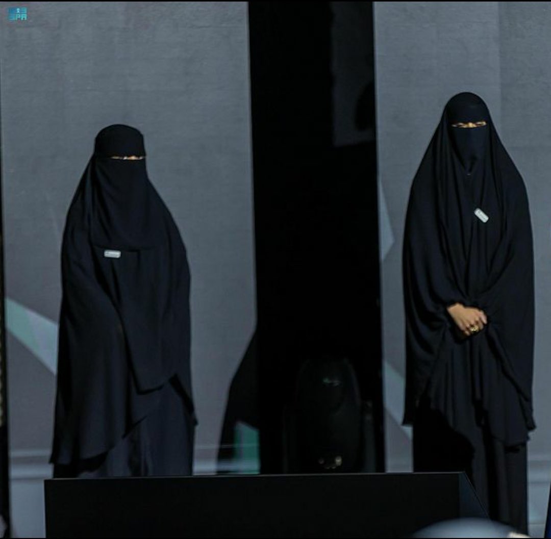 #بس_حبيت_اقول
بأن "النقاب" يُغطّي وجه الفتاة وليس عقلها، وأنه لا يعيقها عن الإبداع والابتكار والاختراع وخدمة الدين والوطن.🇸🇦
👇
بنات #سعوديات من أكاديمية مطوري آبل النسائية يتأهلن إلى الانضمام لمعسكر آبل لرواد الأعمال في كاليفورنيا.💫
#تغريده_بخاطرك