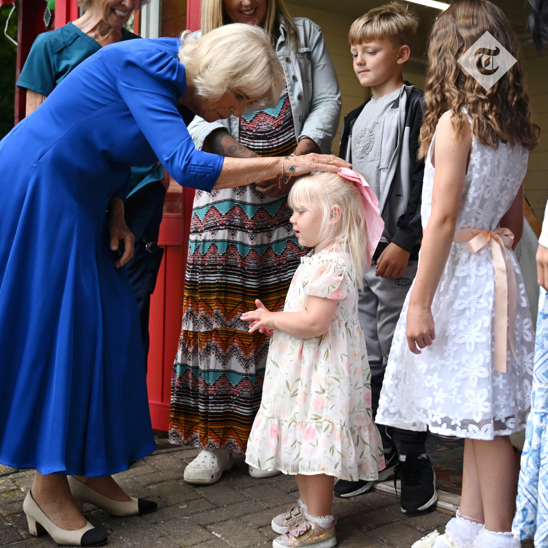 TelegraphRoyals's tweet image. 🫅 The Queen has been given an engraved cling film holder as a birthday present on a visit to Devonport naval base, marking an inside joke between her and the crew of the nuclear sub HMS Astute

Read more here 👇
telegraph.co.uk/news/2025/07/1…