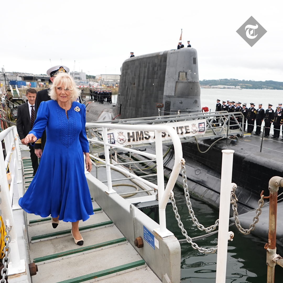 TelegraphRoyals's tweet image. 🫅 The Queen has been given an engraved cling film holder as a birthday present on a visit to Devonport naval base, marking an inside joke between her and the crew of the nuclear sub HMS Astute

Read more here 👇
telegraph.co.uk/news/2025/07/1…