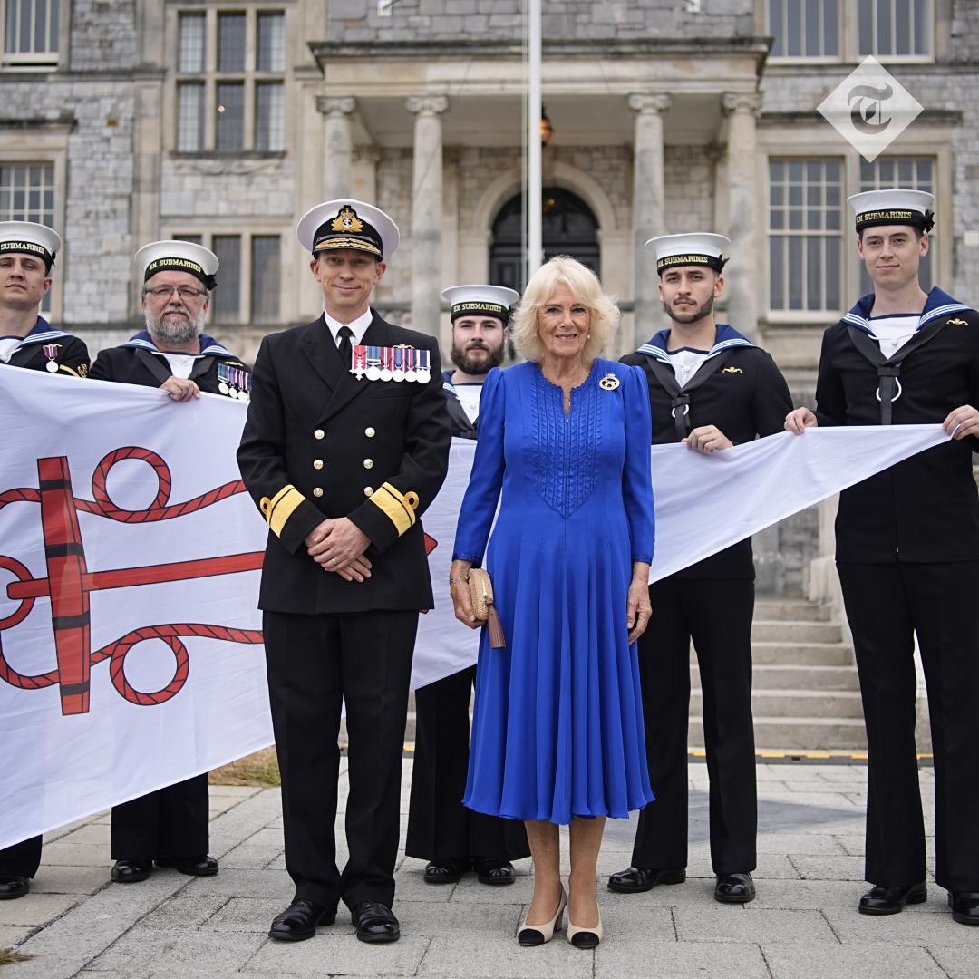 TelegraphRoyals's tweet image. 🫅 The Queen has been given an engraved cling film holder as a birthday present on a visit to Devonport naval base, marking an inside joke between her and the crew of the nuclear sub HMS Astute

Read more here 👇
telegraph.co.uk/news/2025/07/1…